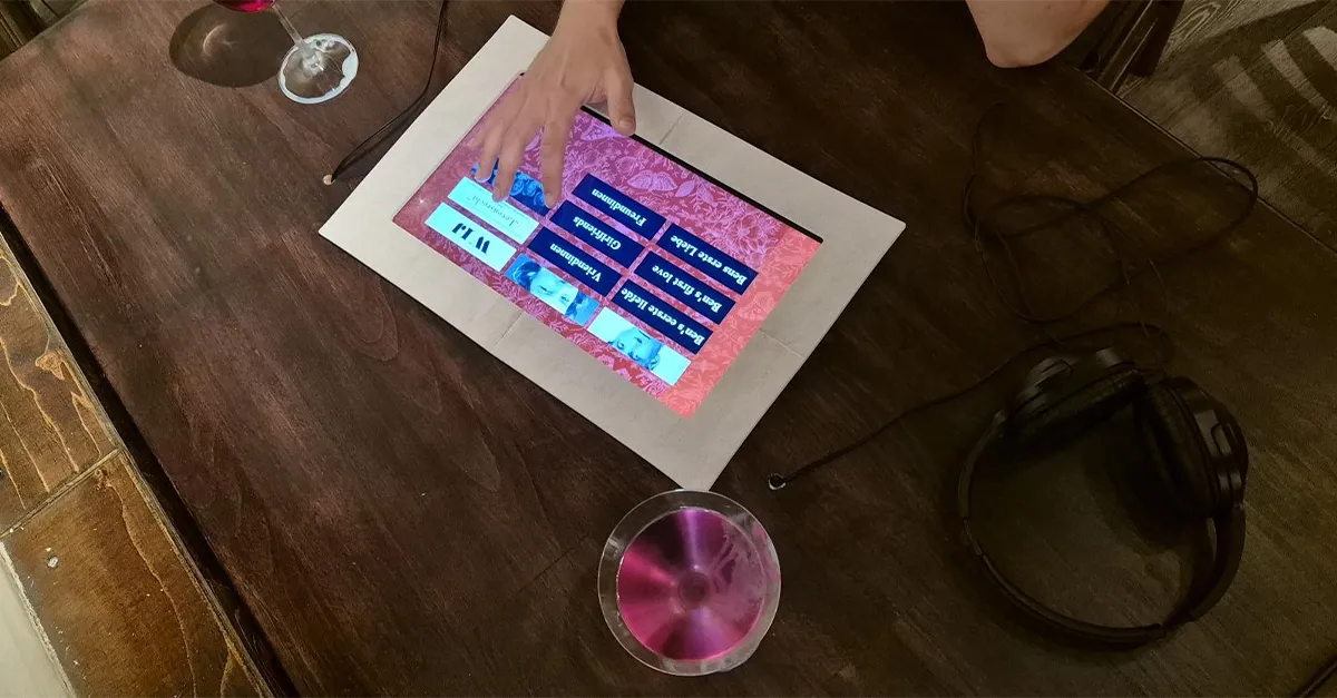 Omnitapps scherm ingebouwd in tafel