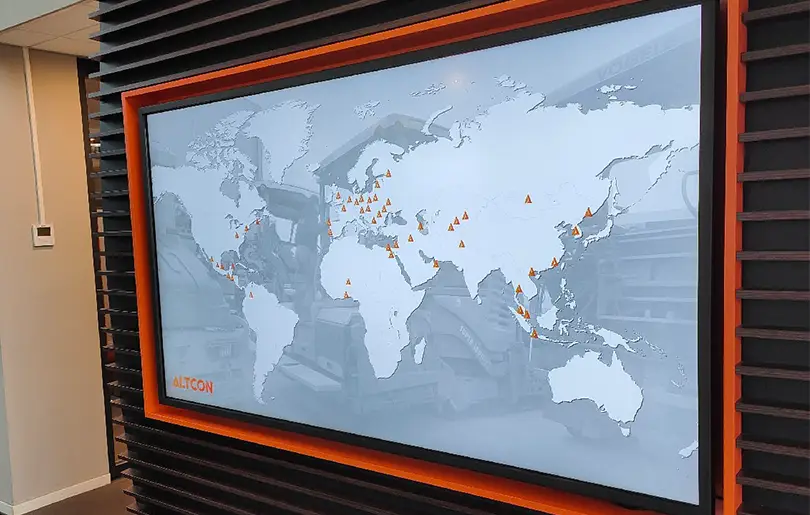 ALTCON toont wereldwijde projecten met SwipeMediaMarker op een indrukwekkend 86-inch touchscreen